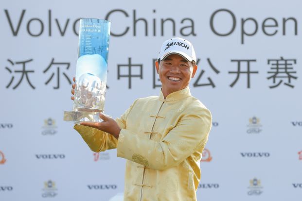 Wu Ashun with the Volvo China Open trophy. Picture © Getty Images