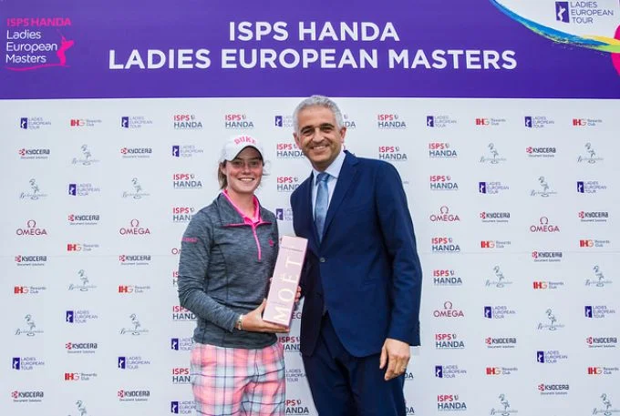 Runner up Leona Maguire is presented with a bottle of pink Champagne by Ivan Khodabakhsh. CEO, Ladies European Tour. Picture: Ladies European Tour.