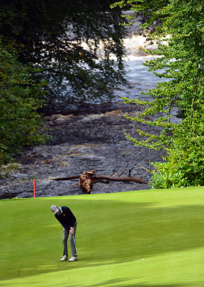 Tommy O'Driscoll (Killarney) putting at the 17th green. Picture by Pat Cashman