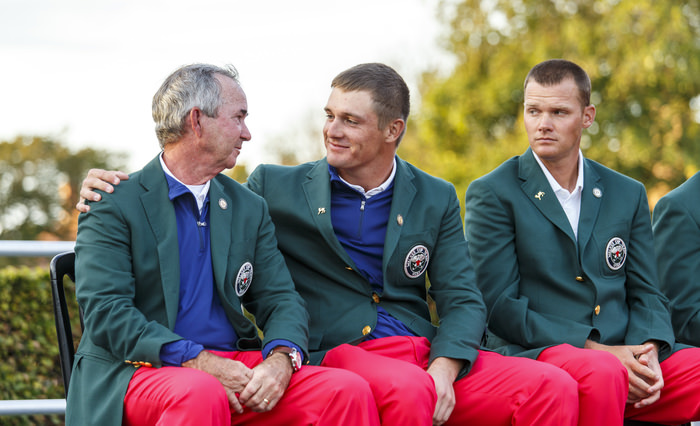 Bryson DeChambeau puts his arm around captain Spider Miller at the closing ceremony.