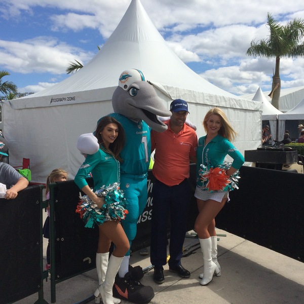 Pádraig Harrington poses with the Miami Dolphins mascot and a pair of cheerleaders at the Honda Classic