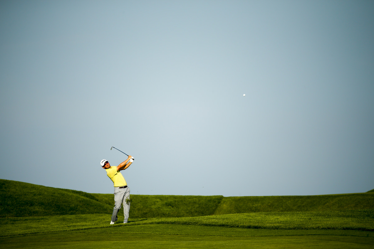 Andrew Landry hits his second shot on the 14th hole. (Copyright USGA/Michael Cohen)