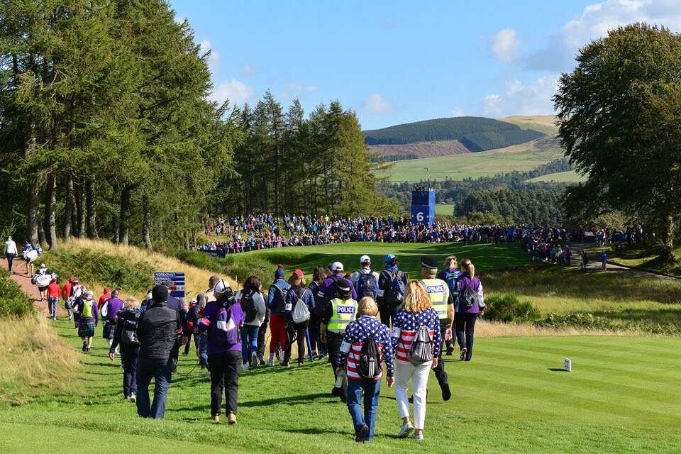  13.09.19. Ladies European Tour 2019. The Solheim Cup, PGA Centenary Course, Gleneagles Hotel, Scotland. 13-15 September 2019. Crowds and players walk to the 6th green during Friday afternoon foursomes. Credit: Mark Runnacles/LET 