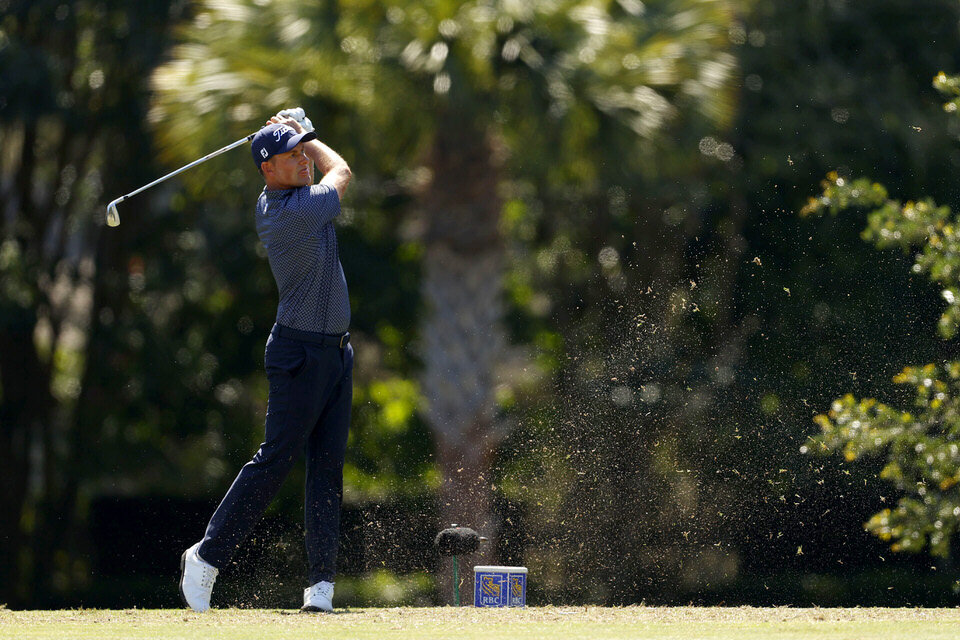  HILTON HEAD ISLAND, SOUTH CAROLINA - JUNE 18: Webb Simpson of the United States plays his shot from the 14th tee during the first round of the RBC Heritage on June 18, 2020 at Harbour Town Golf Links in Hilton Head Island, South Carolina. (Photo by 