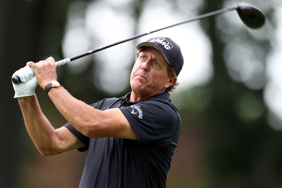  CROMWELL, CONNECTICUT - JUNE 25: Phil Mickelson of the United States plays his shot from the 18th tee during the first round of the Travelers Championship at TPC River Highlands on June 25, 2020 in Cromwell, Connecticut. (Photo by Rob Carr/Getty Ima