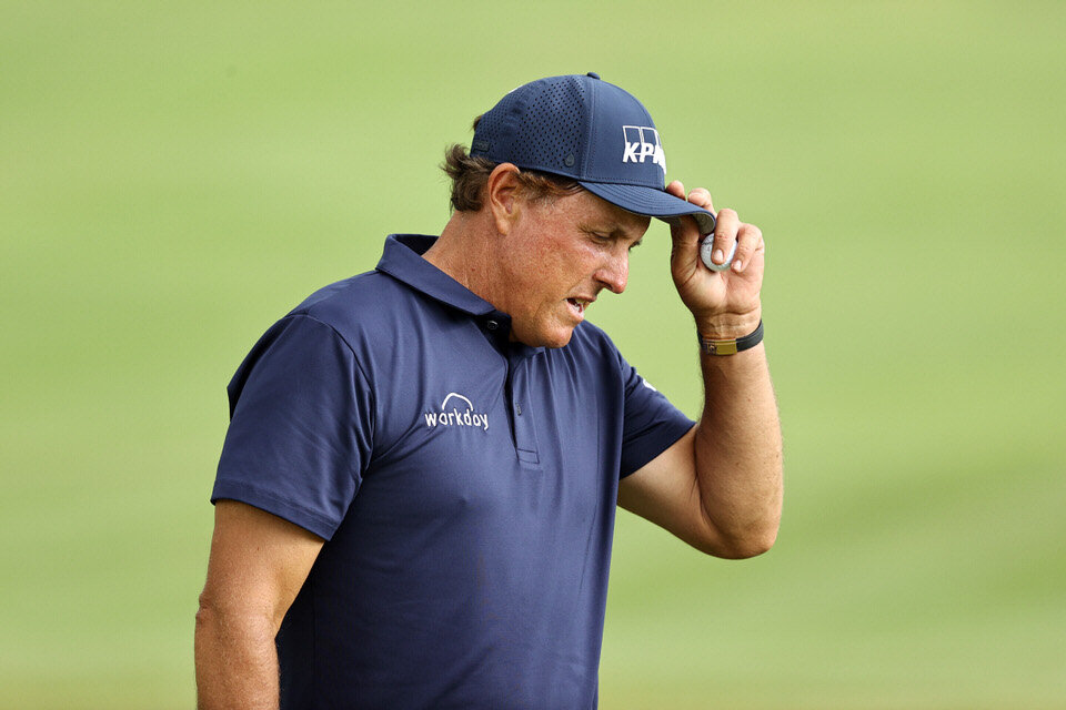  CROMWELL, CONNECTICUT - JUNE 26: Phil Mickelson of the United States reacts after making a putt for birdie on the 18th green during the second round of the Travelers Championship at TPC River Highlands on June 26, 2020 in Cromwell, Connecticut. (Pho