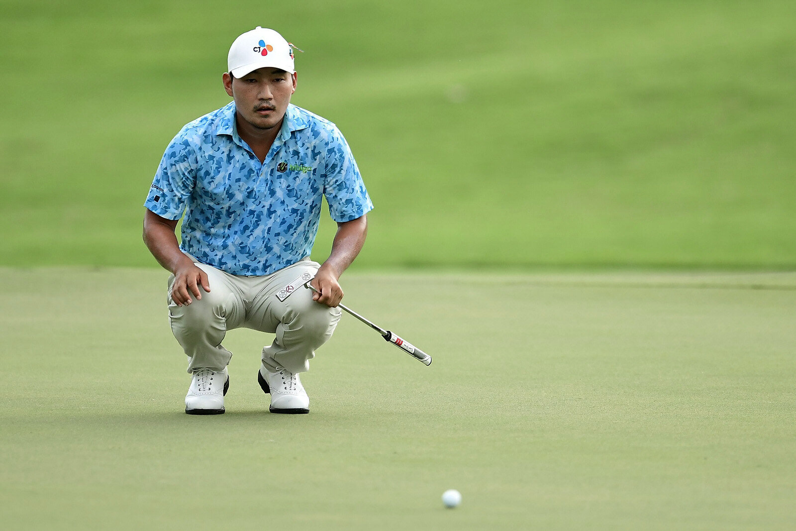  MEMPHIS, TENNESSEE - JULY 31: Sung Kang of Korea looks over a putt on the first green during the second round of the World Golf Championship-FedEx St Jude Invitational at TPC Southwind on July 31, 2020 in Memphis, Tennessee. (Photo by Stacy Revere/G