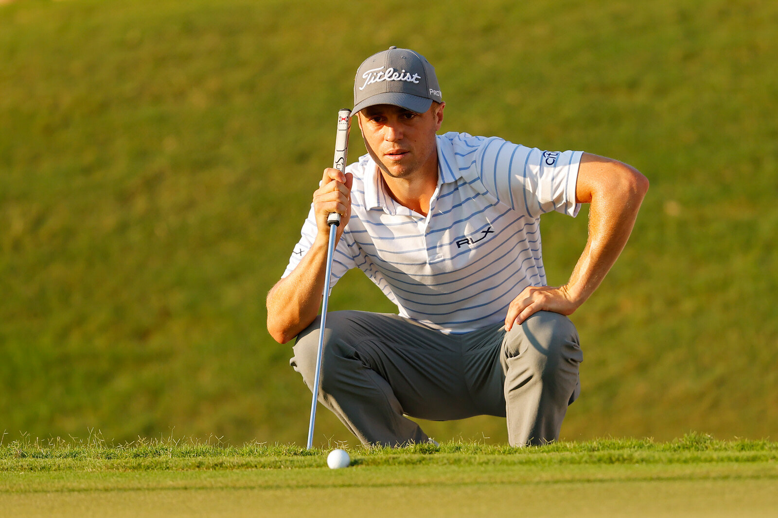  ATLANTA, GEORGIA - SEPTEMBER 06: Justin Thomas of the United States lines up a putt on the 18th green during the third round of the TOUR Championship at East Lake Golf Club on September 06, 2020 in Atlanta, Georgia. (Photo by Kevin C. Cox/Getty Imag