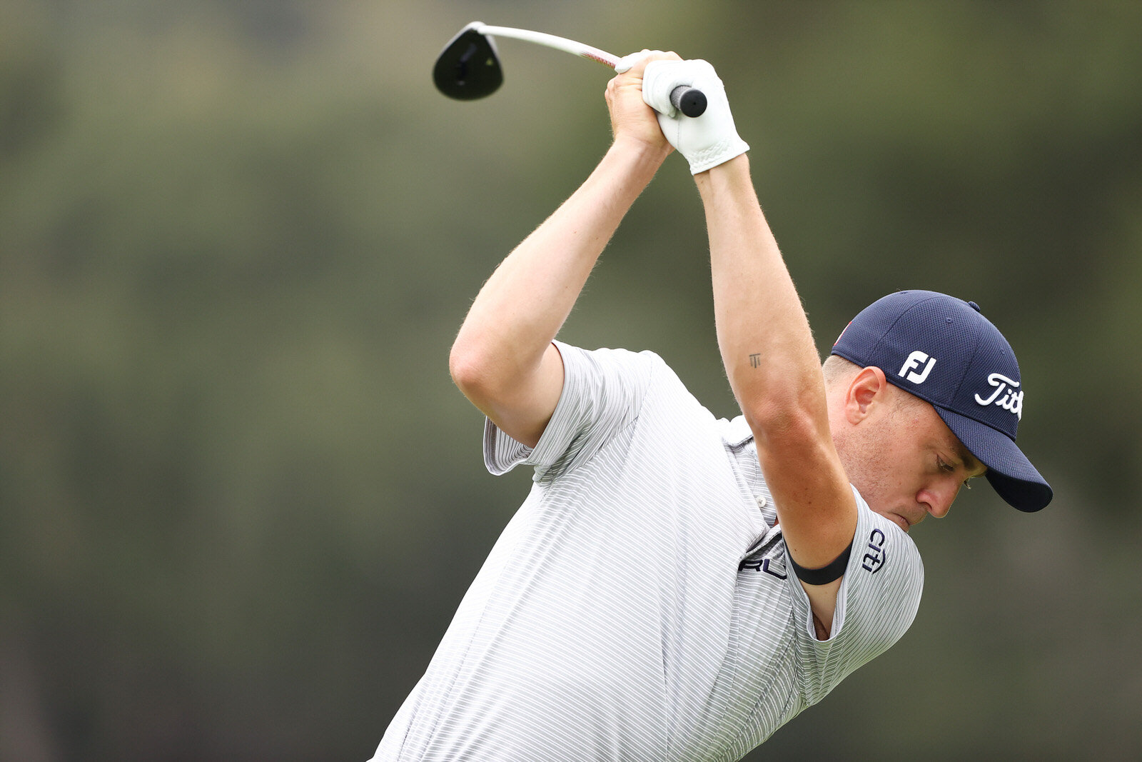  THOUSAND OAKS, CALIFORNIA - OCTOBER 23:  Justin Thomas of the United States plays his shot from the first tee during the second round of the Zozo Championship @ Sherwood on October 23, 2020 in Thousand Oaks, California. (Photo by Ezra Shaw/Getty Ima