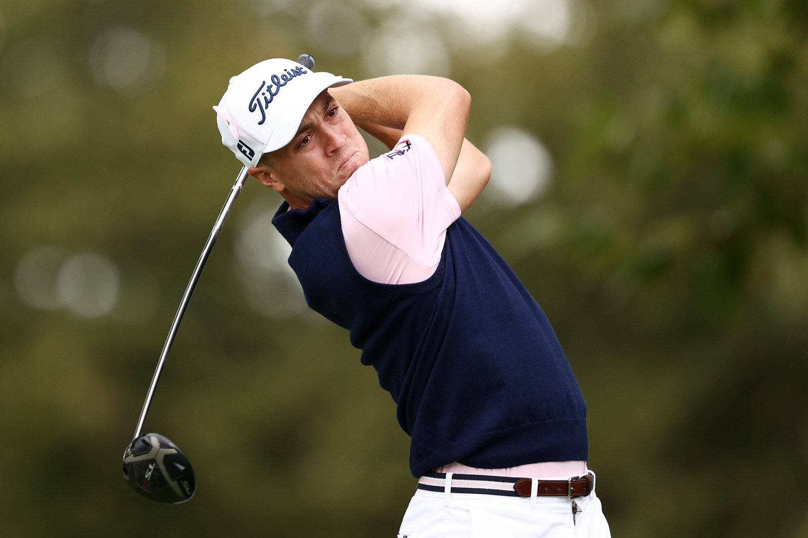  THOUSAND OAKS, CALIFORNIA - OCTOBER 24: Justin Thomas of the United States plays his shot from the fifth tee during the third round of the Zozo Championship @ Sherwood on October 24, 2020 in Thousand Oaks, California. (Photo by Ezra Shaw/Getty Image