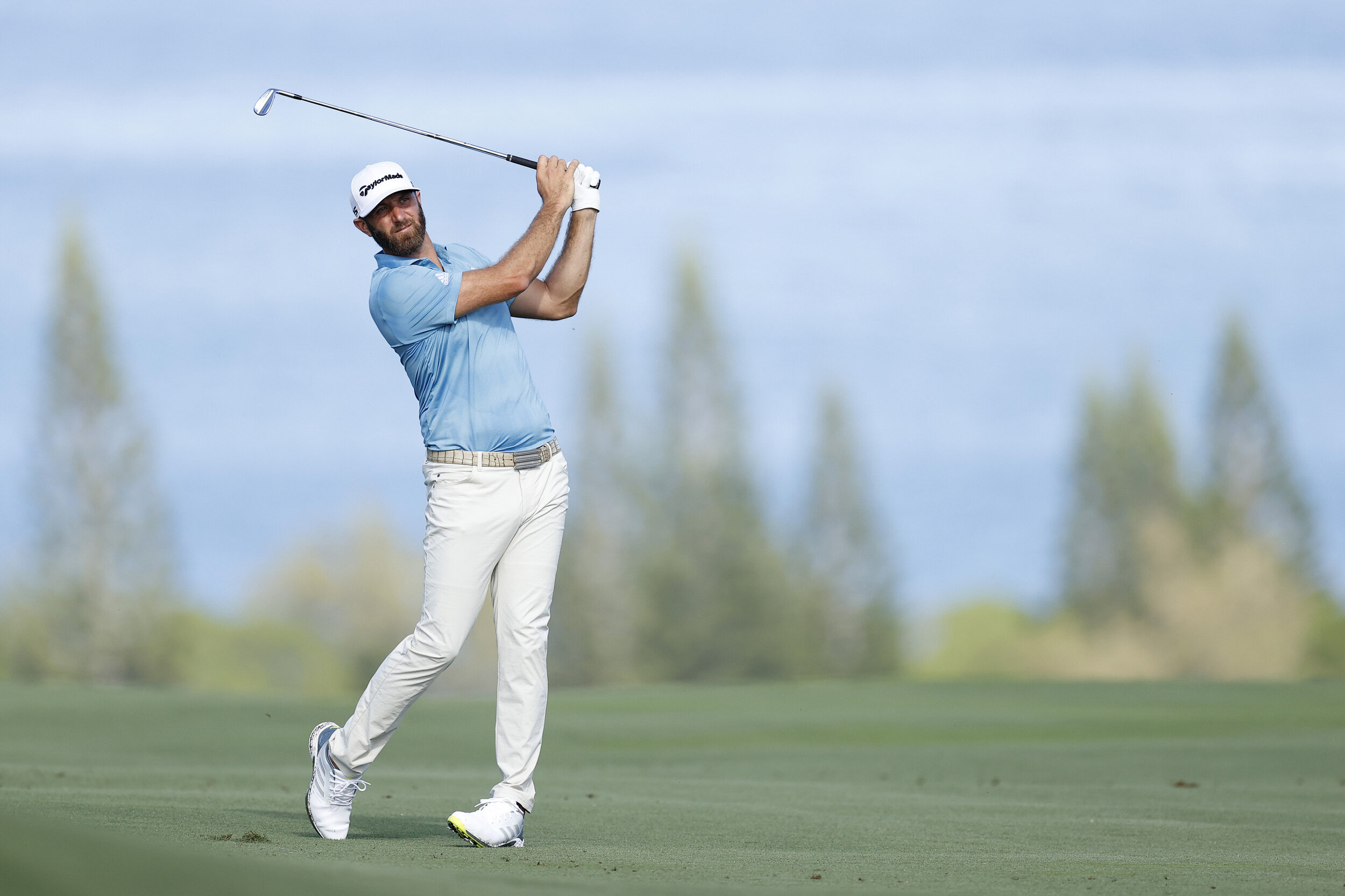  KAPALUA, HAWAII - JANUARY 08: Dustin Johnson of the United States plays a shot on the fourth hole during the second round of the Sentry Tournament Of Champions at the Kapalua Plantation Course on January 08, 2021 in Kapalua, Hawaii. (Photo by Cliff 