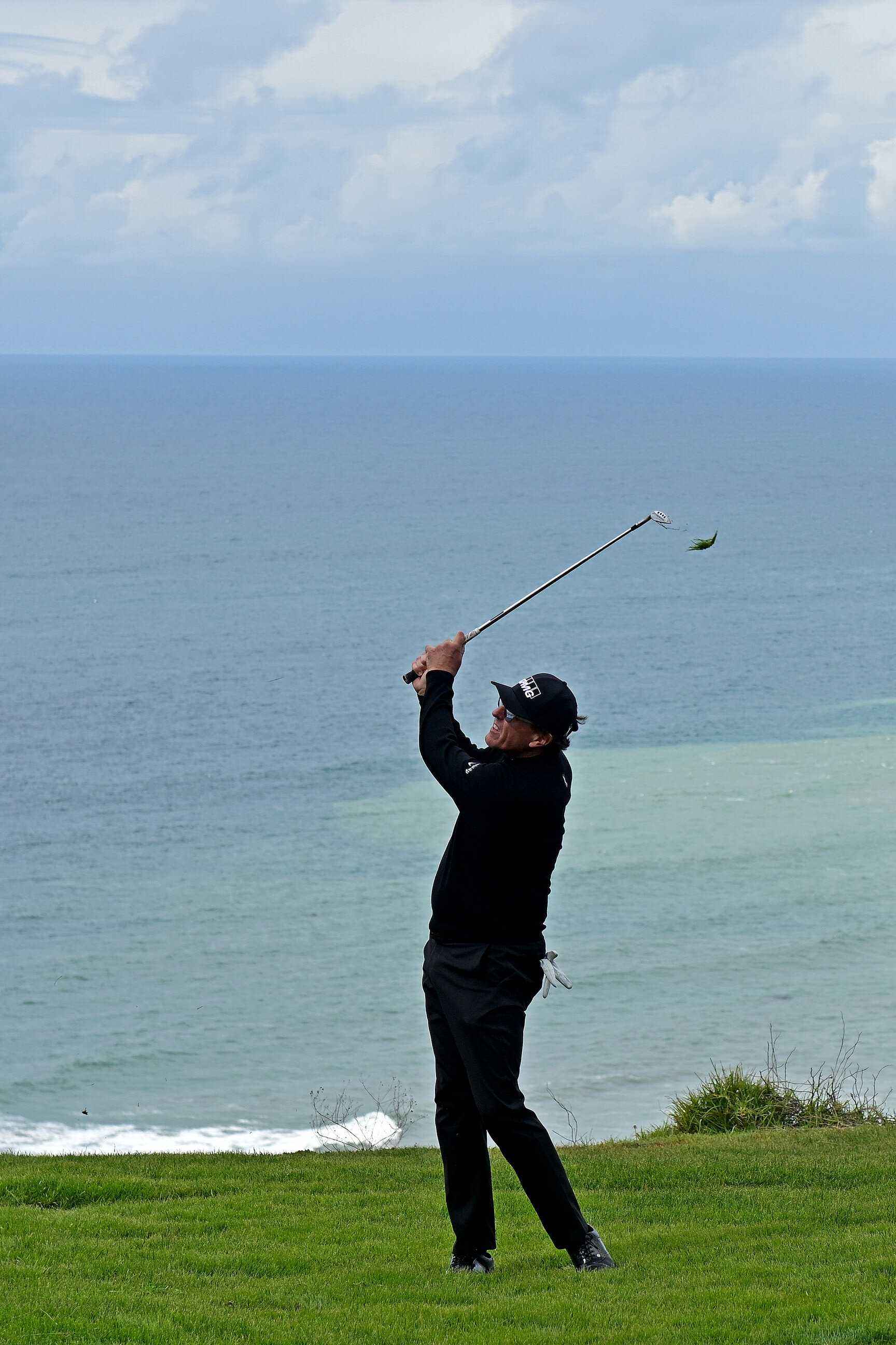  SAN DIEGO, CALIFORNIA - JANUARY 29: Phil Mickelson hits from the rough on the 4th hole during round two of the Farmers Insurance Open at Torrey Pines on January 29, 2021 in San Diego, California. (Photo by Donald Miralle/Getty Images) 