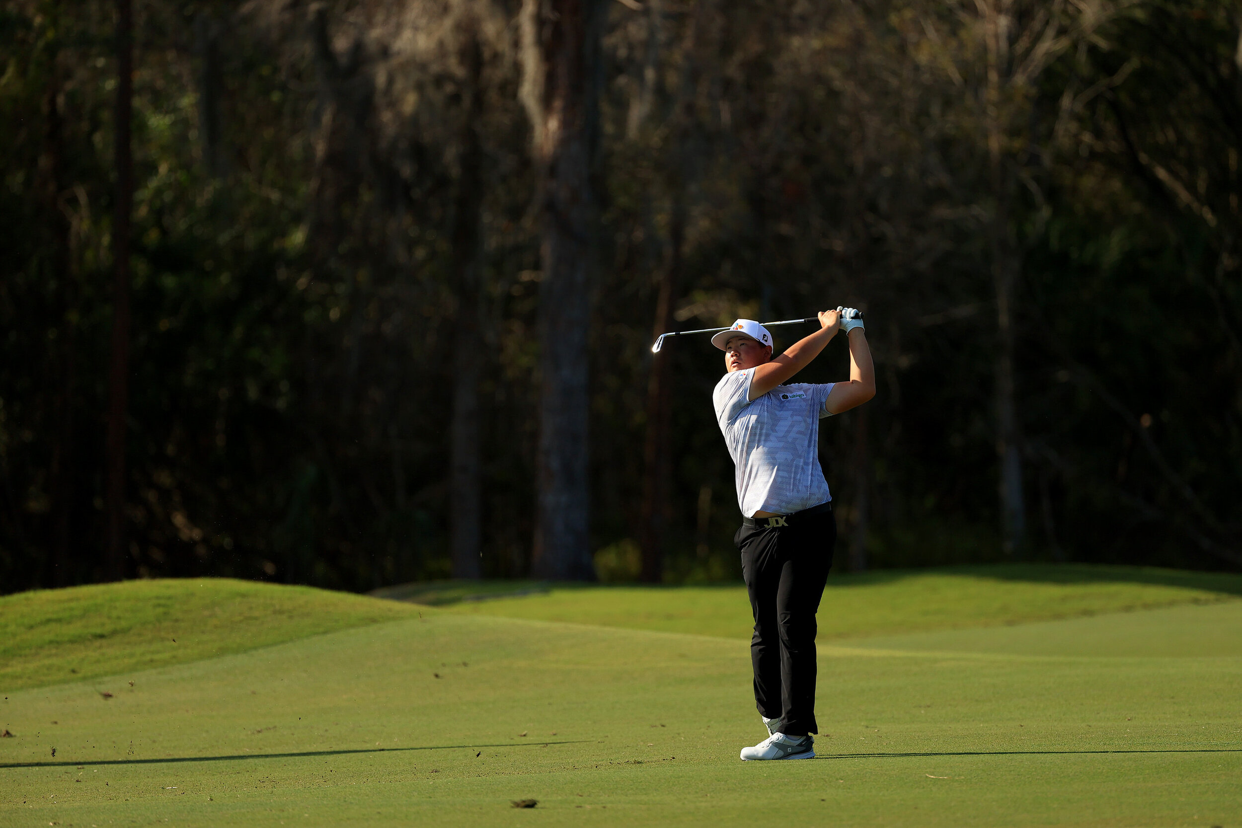  BRADENTON, FLORIDA - FEBRUARY 25: Sungjae Im of Korea plays an approach shot on the 18th hole during the first round of World Golf Championships-Workday Championship at The Concession on February 25, 2021 in Bradenton, Florida. (Photo by Mike Ehrman