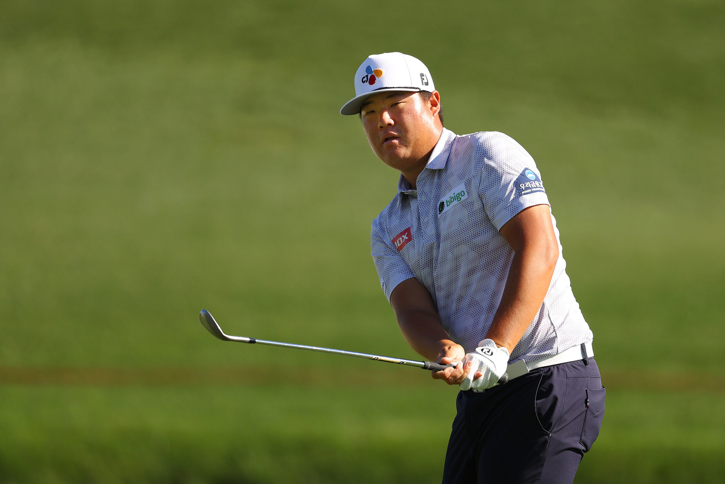  PONTE VEDRA BEACH, FLORIDA - MARCH 12: Sungjae Im of Korea chips on the third green during the second round of THE PLAYERS Championship on THE PLAYERS Stadium Course at TPC Sawgrass on March 12, 2021 in Ponte Vedra Beach, Florida. (Photo by Kevin C.