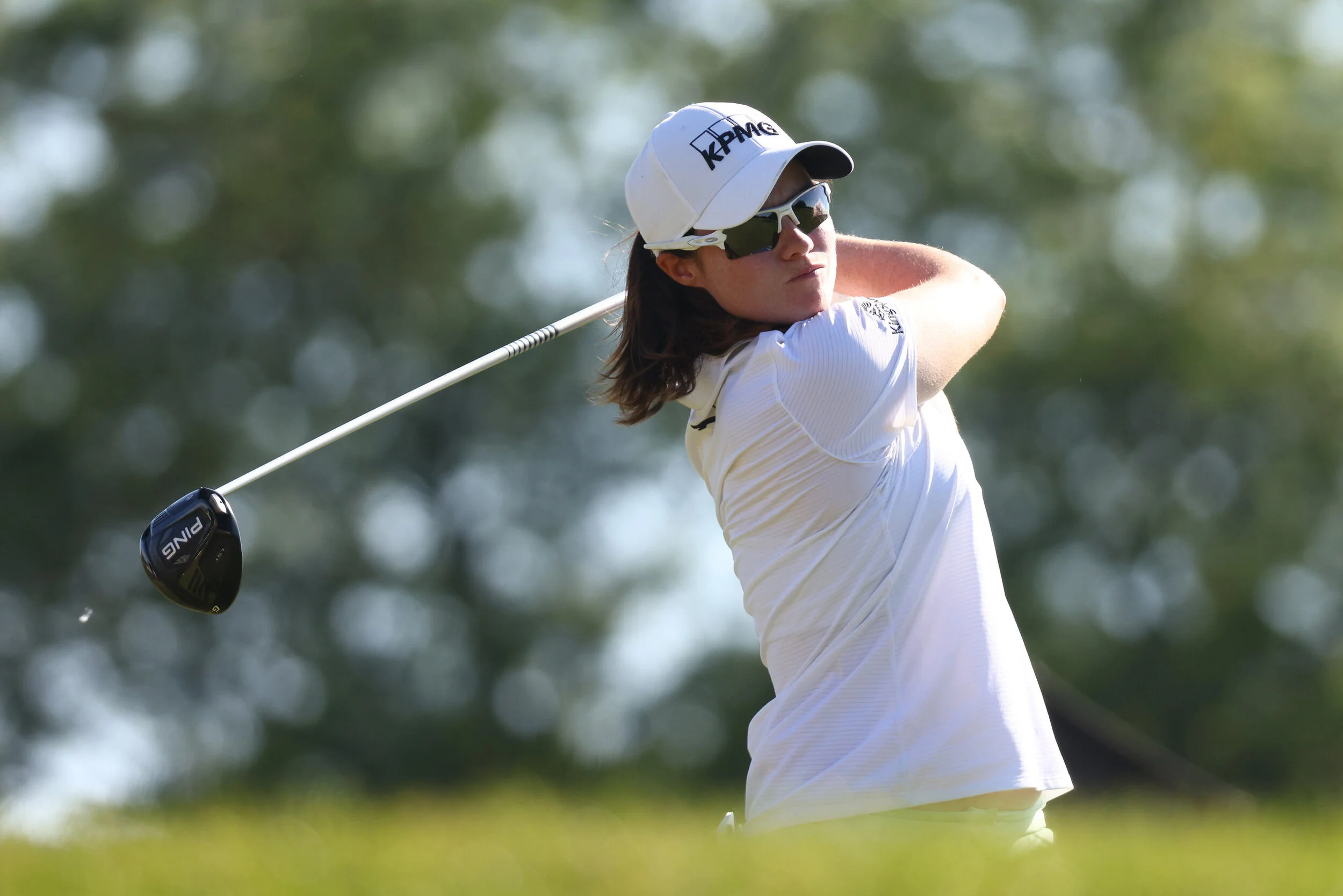 Leona storms three clear in Grand Rapids with stunning 64