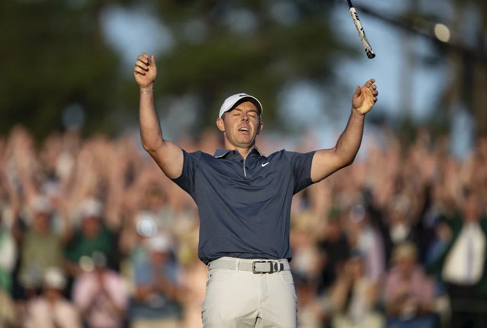 Рори Макилрой празднует победу на турнире Мастерс.