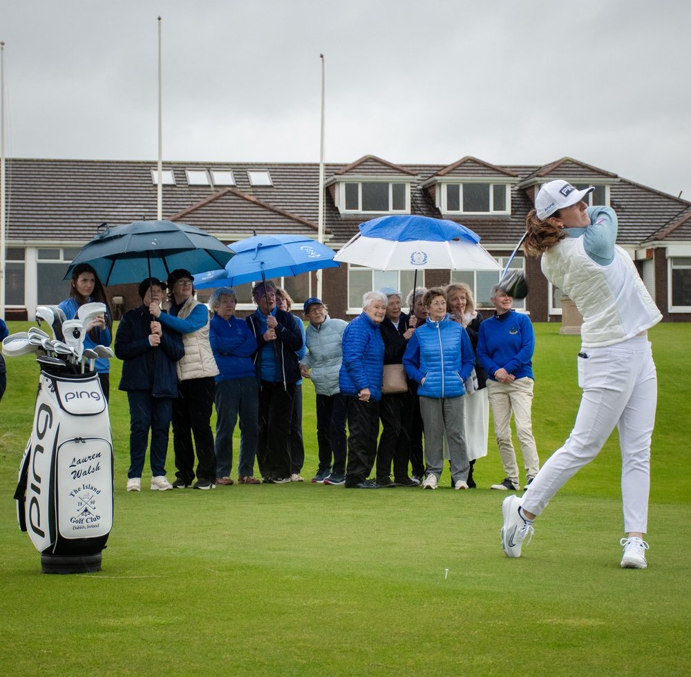 Лорен Уолш демонстрирует свои навыки игры в гольф