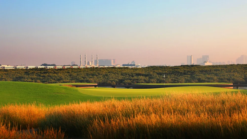 Гольф-тур берет почти семинедельную паузу: этапы в ОАЭ перенесены на осень из-за конфликта на Ближнем Востоке