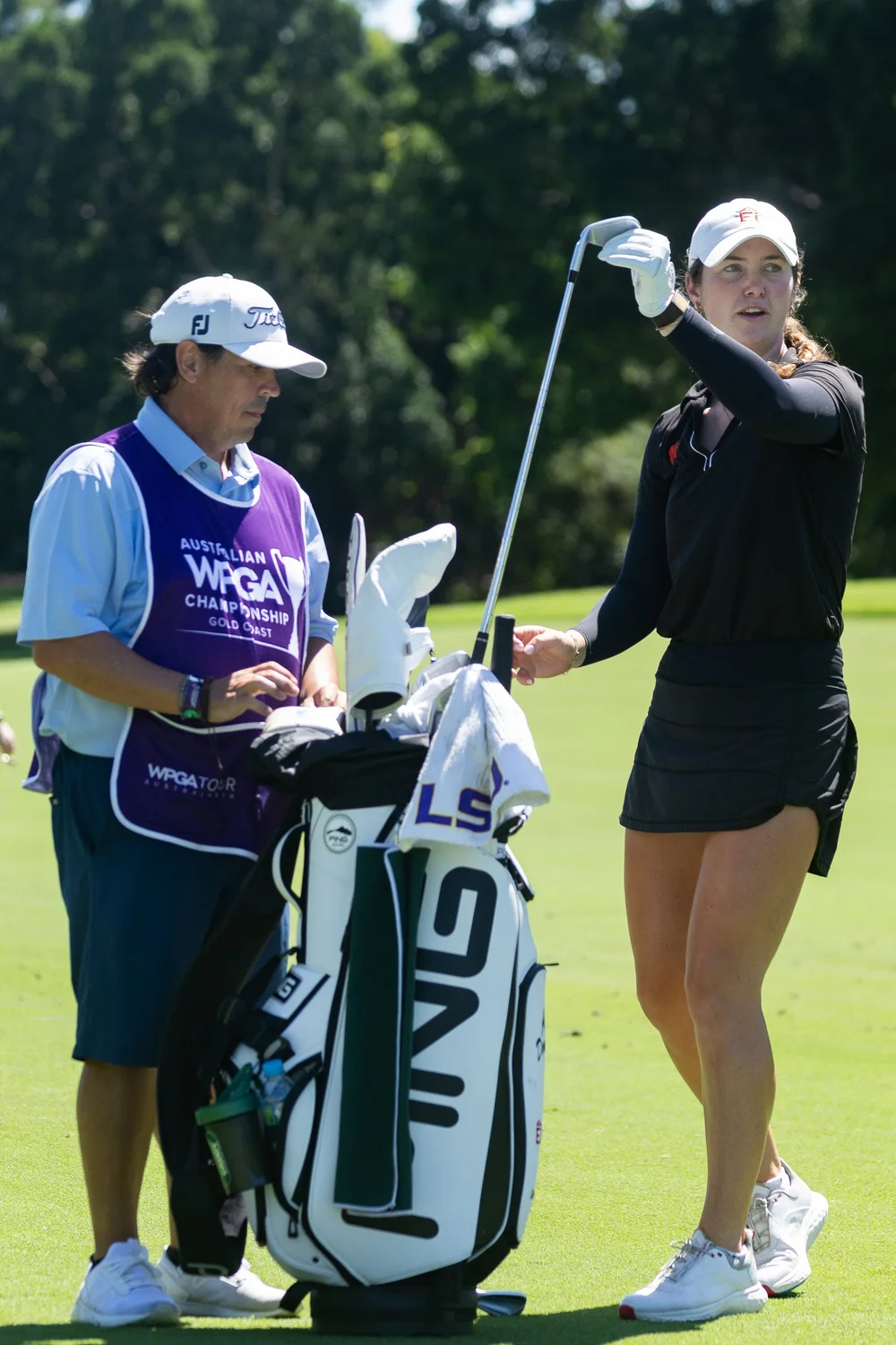 Jugadora de golf en acción