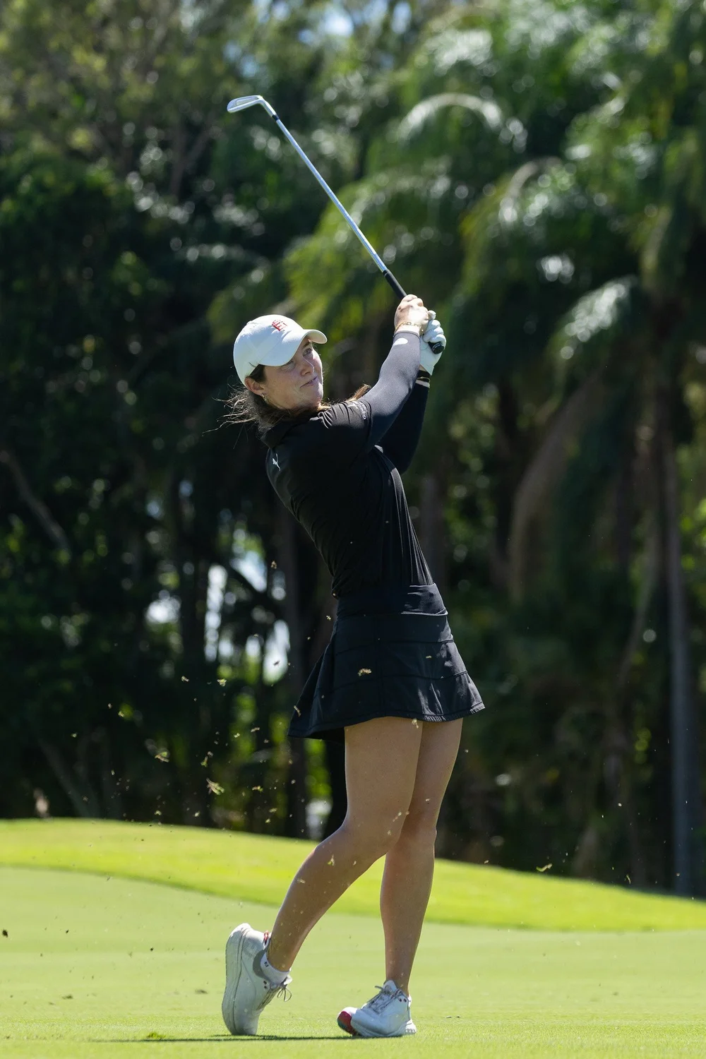 Primer plano de la pelota y el palo de golf