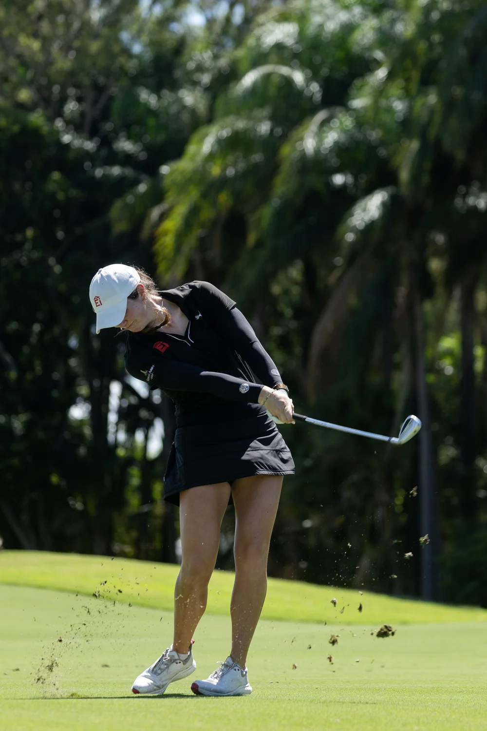 Golfista con caddie en el campo