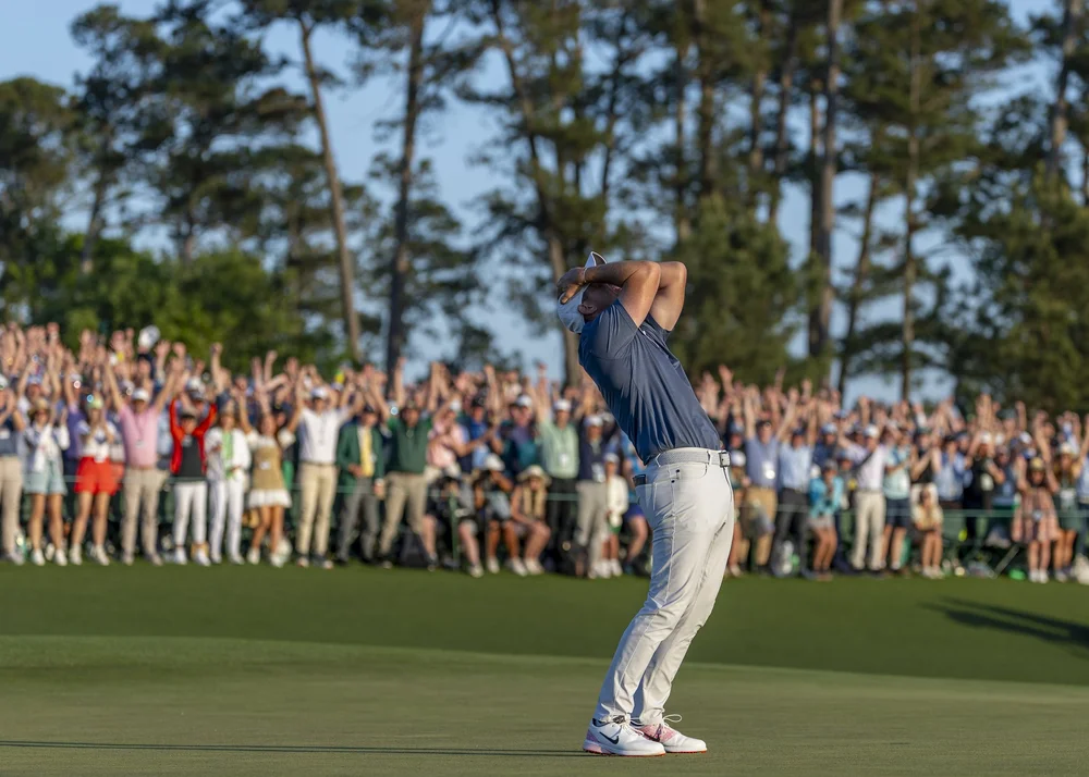 Рори Макилрой на поле для гольфа