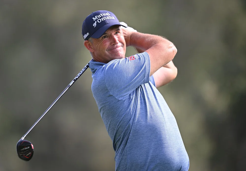 Падриг Харрингтон на поле для гольфа во время турнира Cologuard Classic