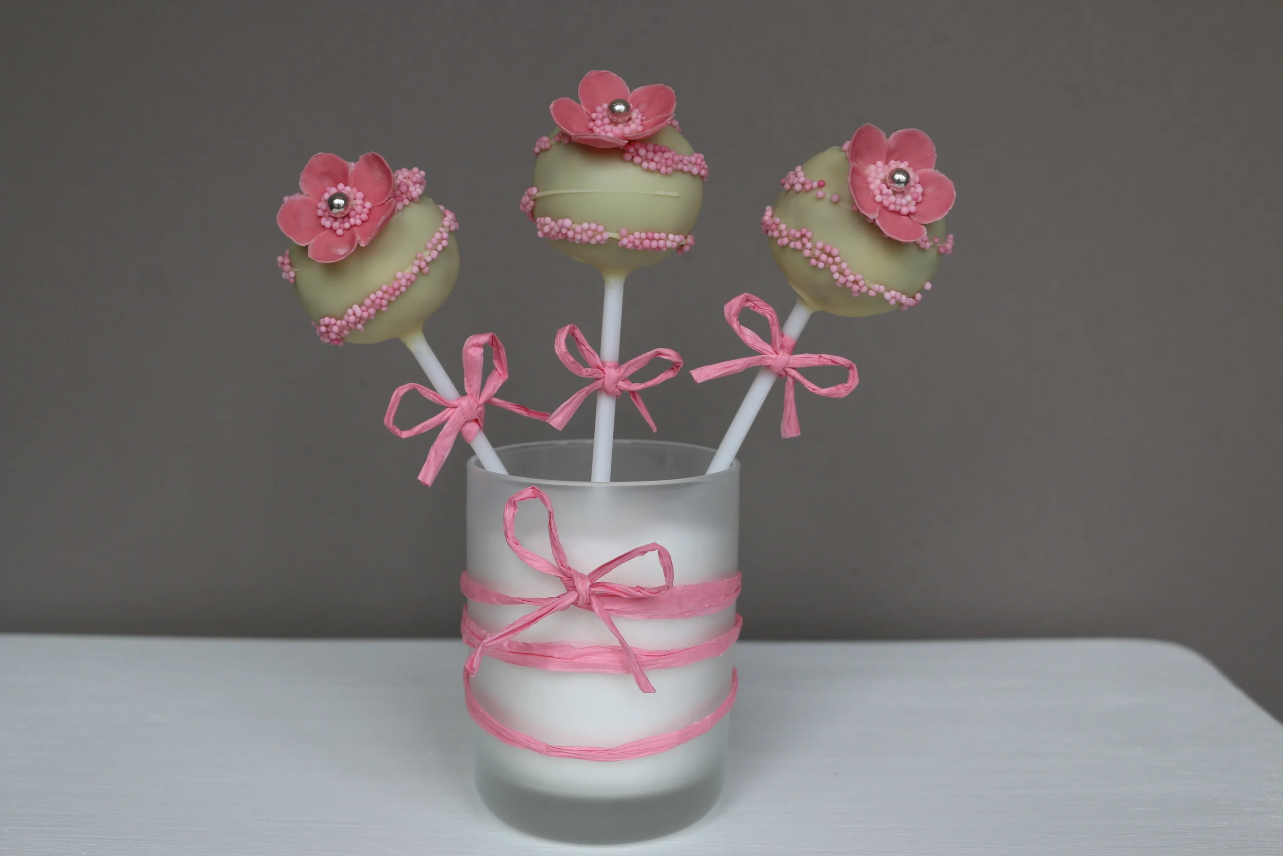 Biskuit, Erdbeermarmelade, Buttercreme, weiße Schokolade