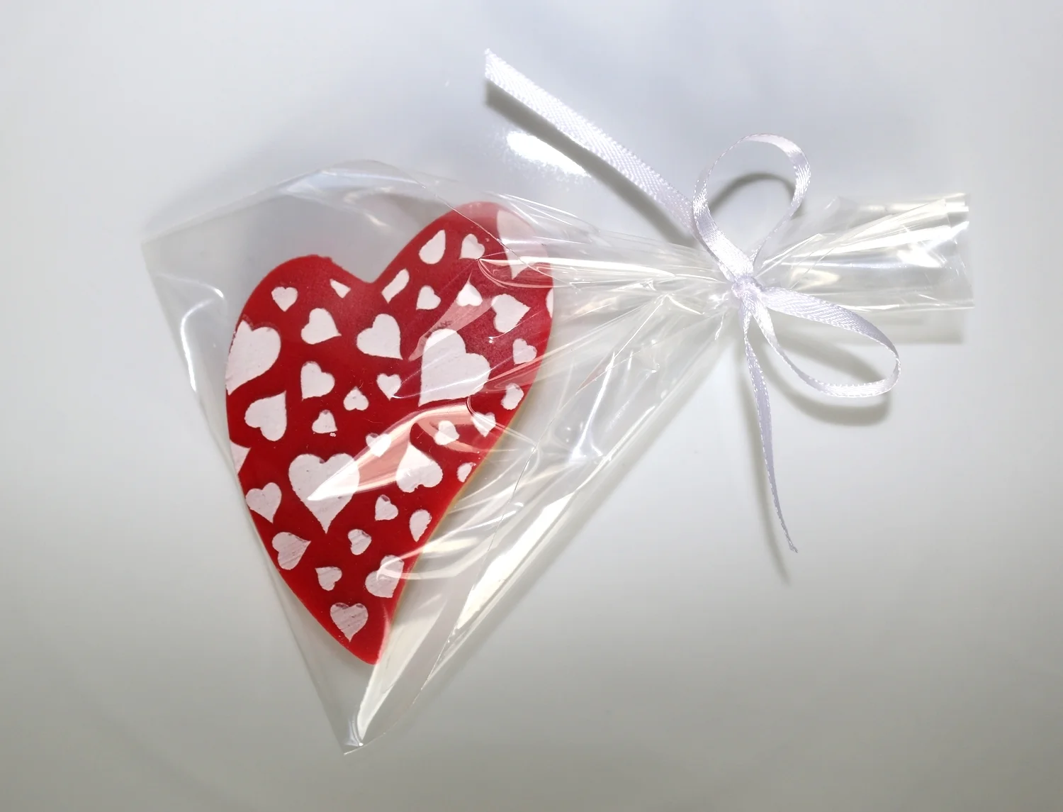  Was Süßes zum Valentinstag  Ihr sucht noch was kleines, schönes zum Valentinstag? Vielleicht habe ich was für Euch.  8 cm große, verzierte Butter-Mürbeteig-Cookies, mit knallroten Fondant und wunderschönen Royal Icing, im Tütchen mit weißer Schleife