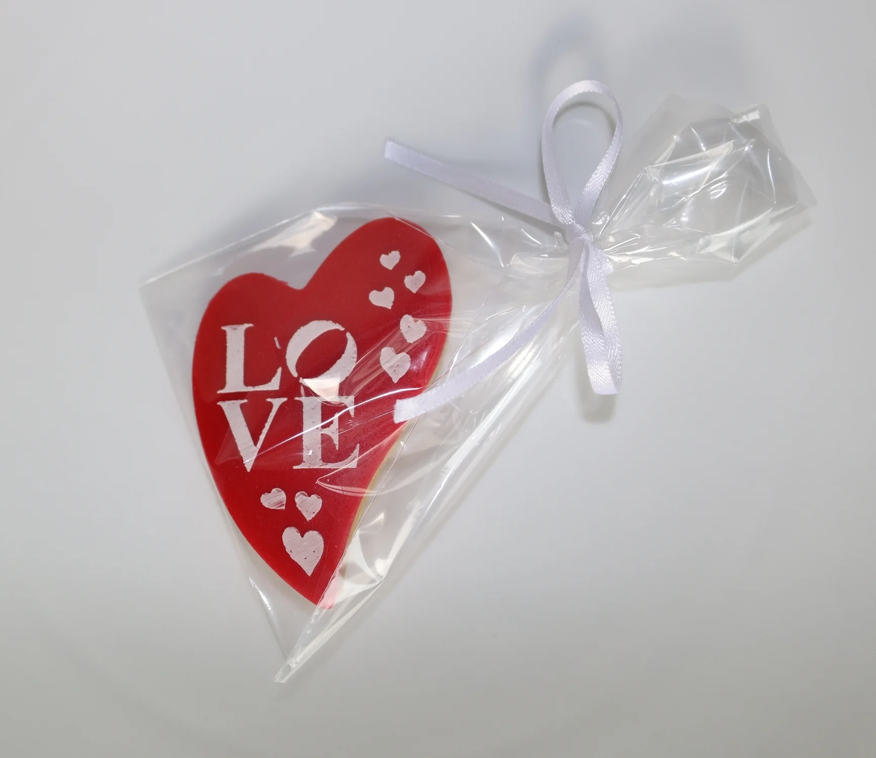  Was Süßes zum Valentinstag.  Ihr sucht noch was kleines, schönes zum Valentinstag? Vielleicht habe ich was für Euch.  8 cm große, verzierte Butter-Mürbeteig-Cookies, mit knallroten Fondant und wunderschönen Royal Icing, im Tütchen mit weißer Schleif