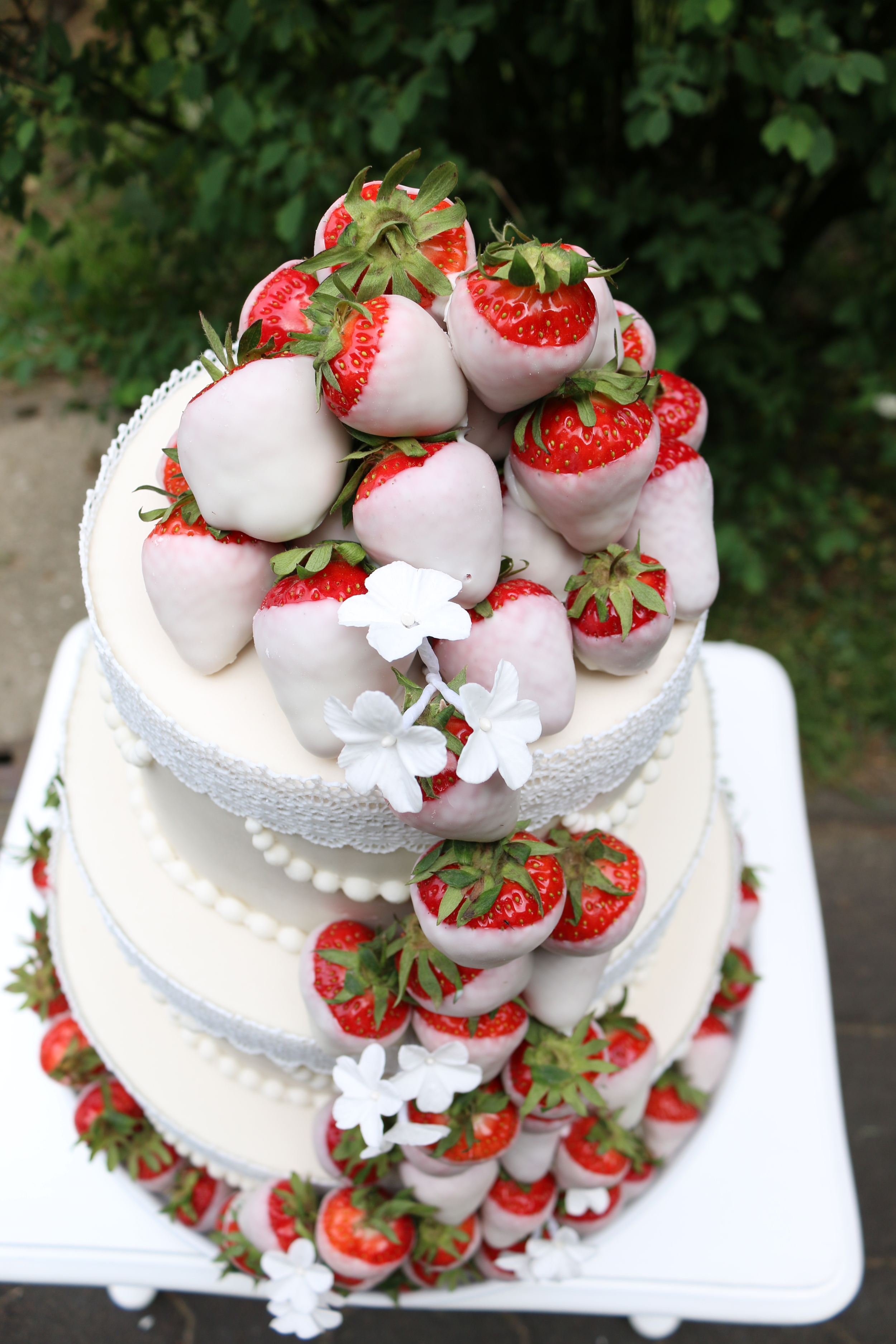 Weiße Hochzeitstorte mit Erdbeeren — Barbara Aletter - Patisserie