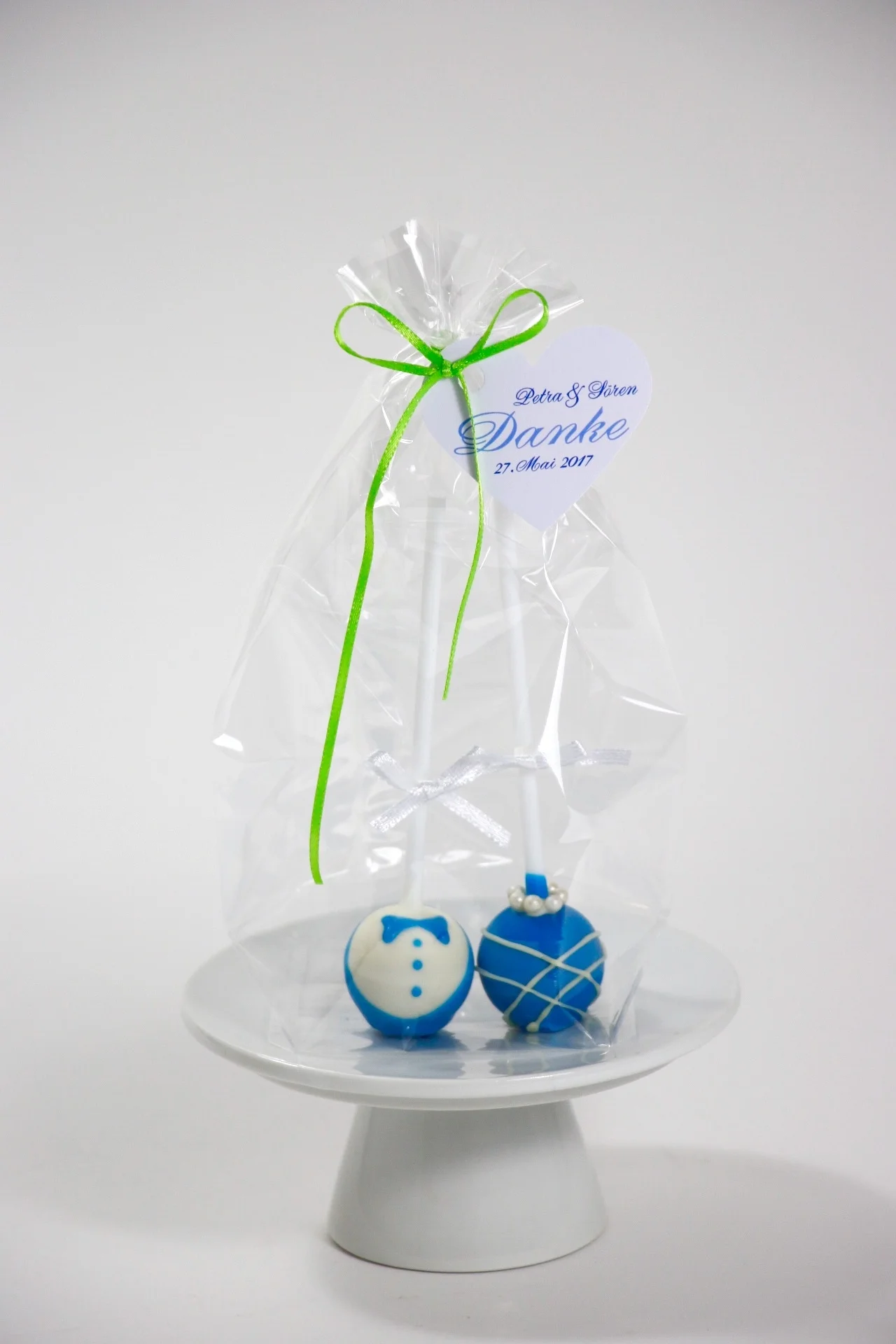 Preis: Pralinenpärchen mit individuellem Anhänger. / 6,00 €