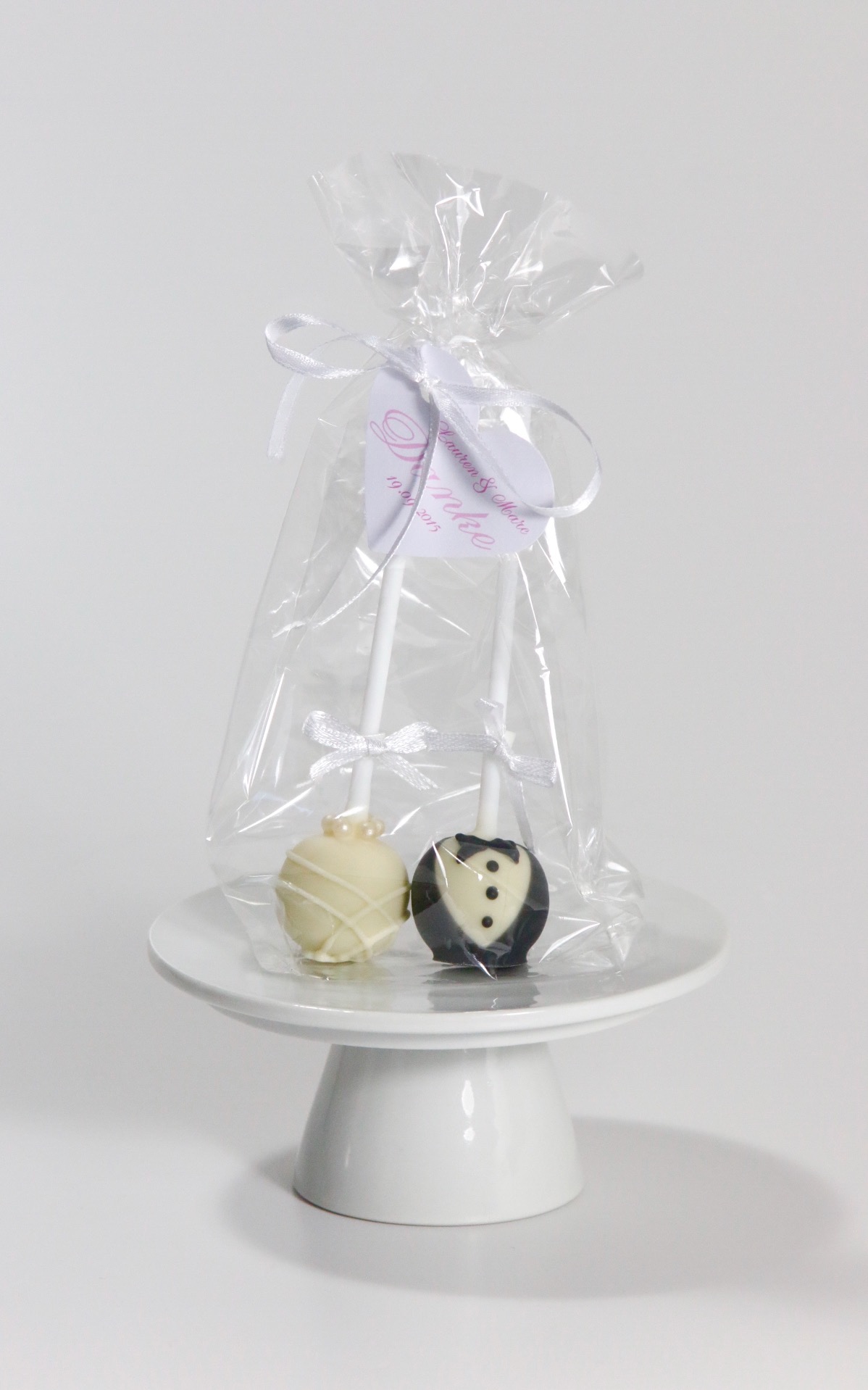 Brautpaar Pralinen oder Cake Pops als Give away - mit individuellem Anhänger (Farbe, Form, Schriftart individualisierbar / (Danke+Datum+Namen)) - Preis als Give away: 6,00 €