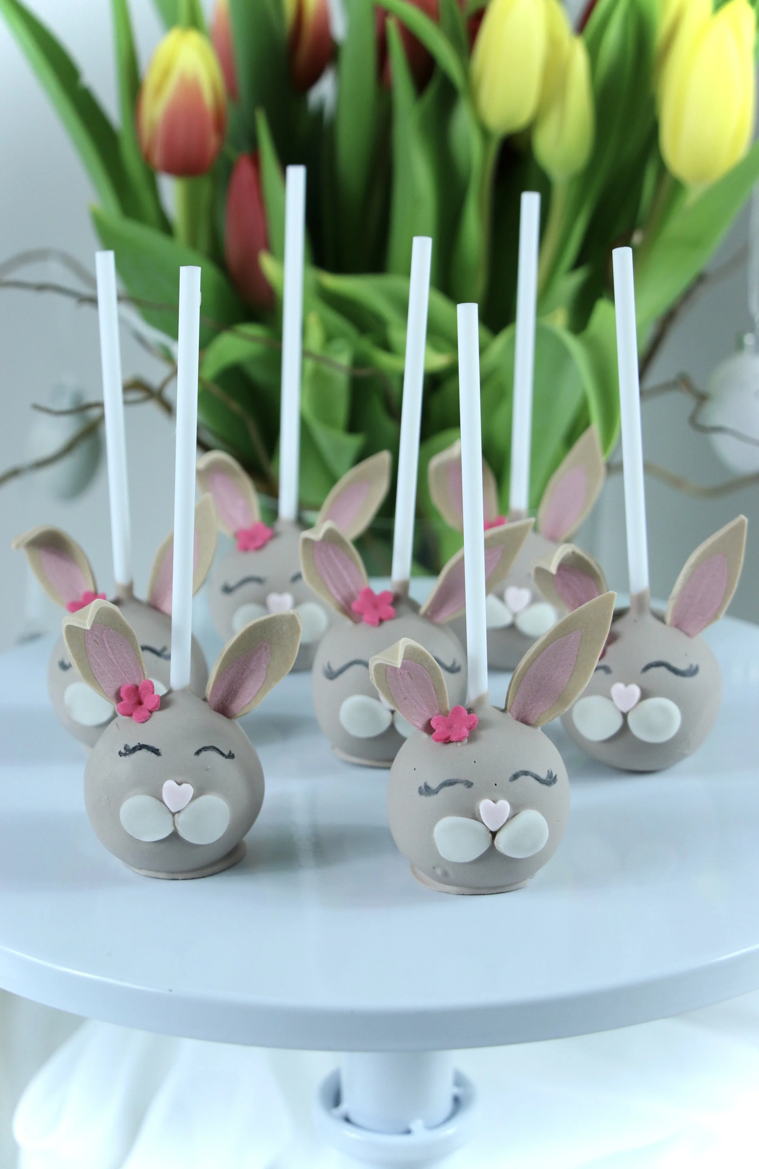  Und die passenden Cake Pops gibt es auch dazu.  Cake Pop mit weißer Schokolade und Erdbeerkonfitüre.  Preis/Stück: 4,50 € 