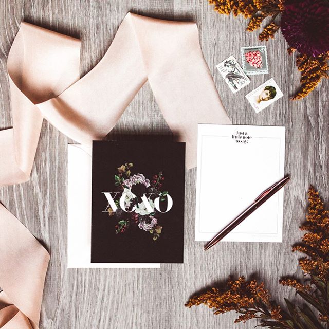 You know you&rsquo;re old when Gossip Girl is getting a reboot... 🤦🏻&zwj;♀️ #xoxo
.
Double tap if you&rsquo;d send some love with one of these cards from our Taste tablescape hosted by @rochesterindieweddings and @kineventspace
.
Photos 🖤// @jenny