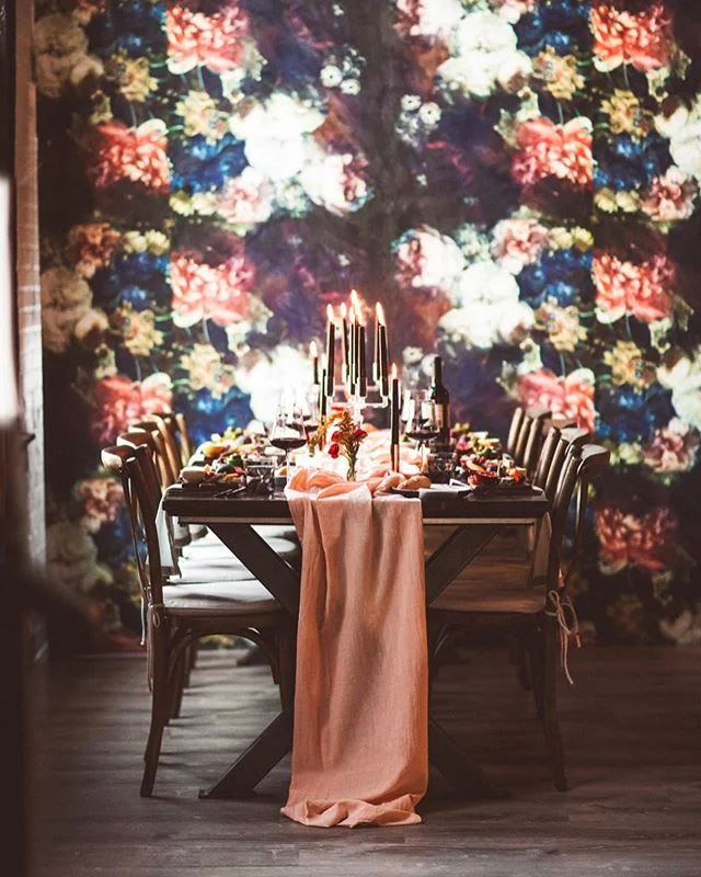 I know it&rsquo;s fall because I love that it&rsquo;s raining, I&rsquo;m craving red wine, I wanna paint all the walls black, and have a #friendsgiving feast right here ☝🏻🖤🍂. Who&rsquo;s with me?
.
Check out these gorgeous pro shots from @jennyber