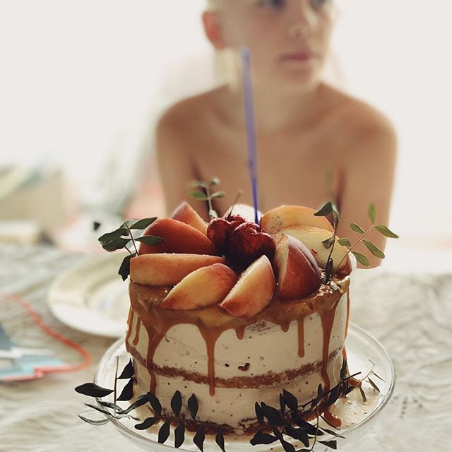 Roasted strawberry, vanilla, peach &amp; caramel cake for breakfast #cakeofdreams #cakeforbreakfast