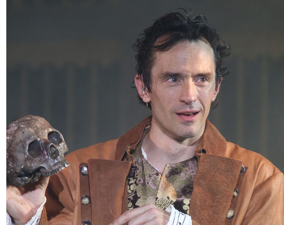 Hamlet with skull2.jpg