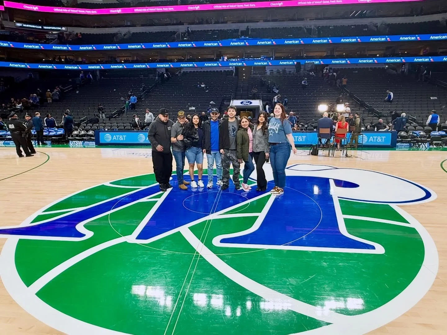 River Pig 🤝 @dallasmavs 

#dallasbars #dallasmavericks #teambonding #thingstodoindallas