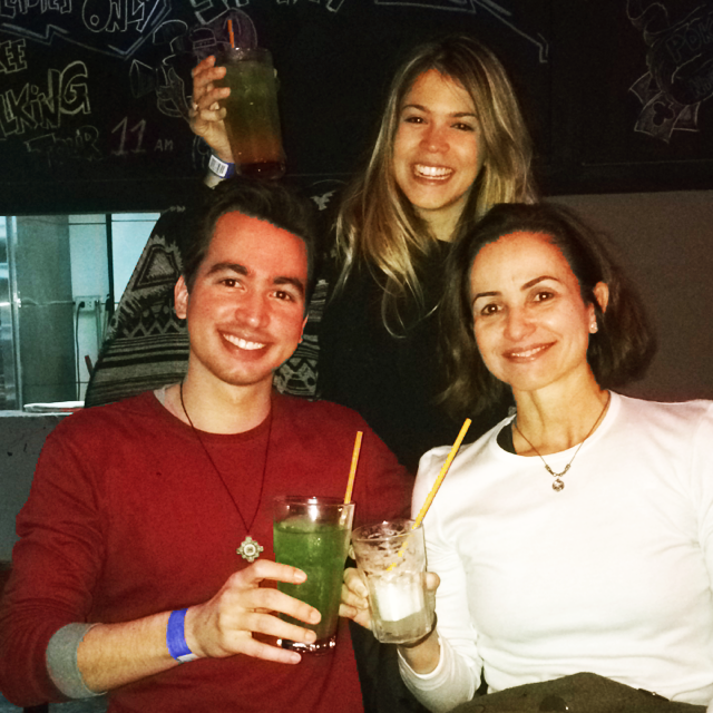 Brindando com meu primo e a mãe dele