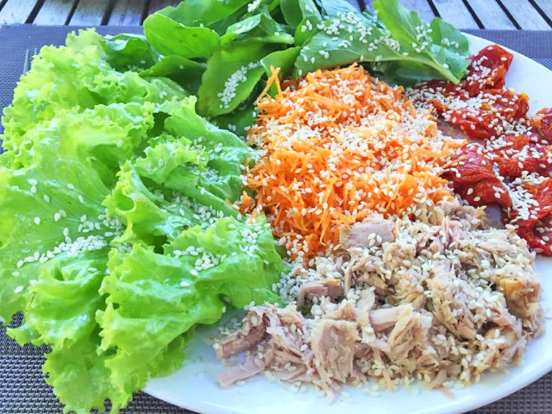 Salada de atum com tomate seco, cenoura, alface e rúcula