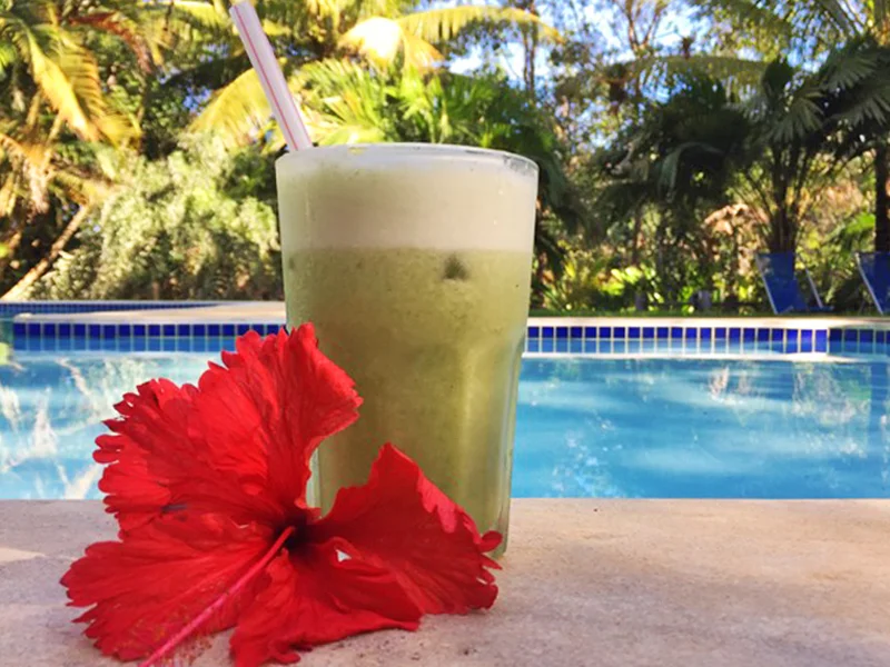 Suco de abacaxi com hortelã na piscina! Super refrescante!