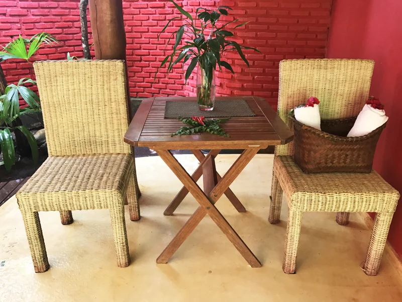 Mesinha ideal para beber um bom vinho em casal