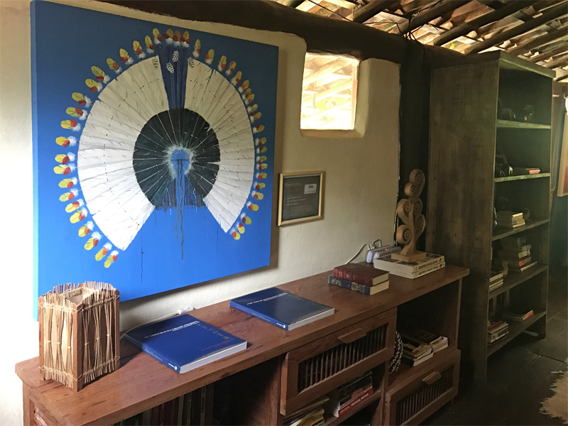 Biblioteca equipada com livros em vários idiomas, ideal para dias chuvosos
