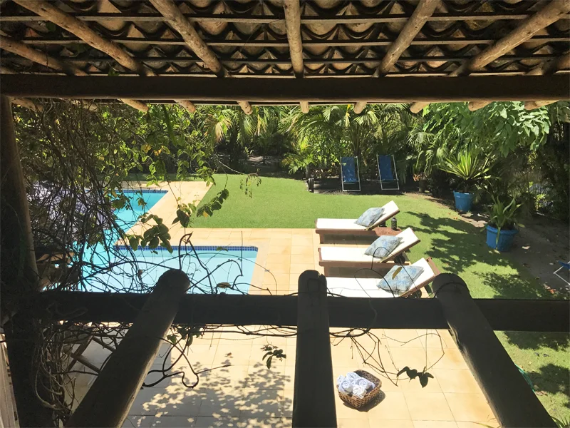 Vista da biblioteca para a área da piscina