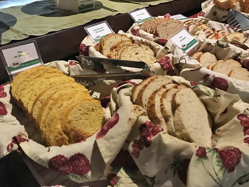 Reparem na grande variedade de pães!