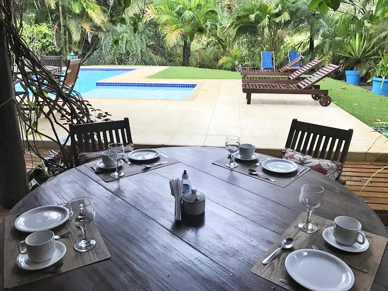 Você também tem a opção de tomar café de frente para a piscina