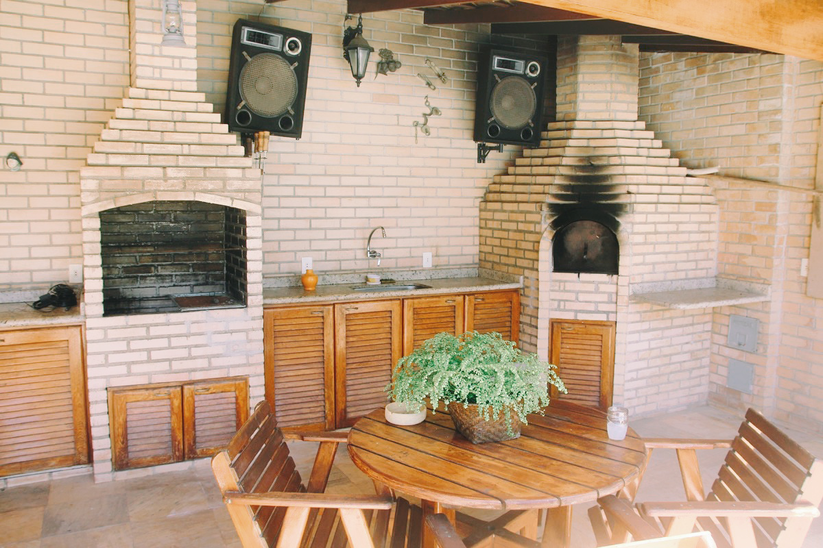 ESSA É A MELHOR PARTE DA CASA: CHURRASCO, CERVEJA E MÚSICA ATÉ DE MADRUGADA. QUEM NÃO GOSTA? :)