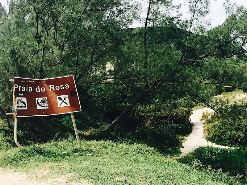 Estive lá há 4 anos, voltei agora, e a placa continua tortinha!