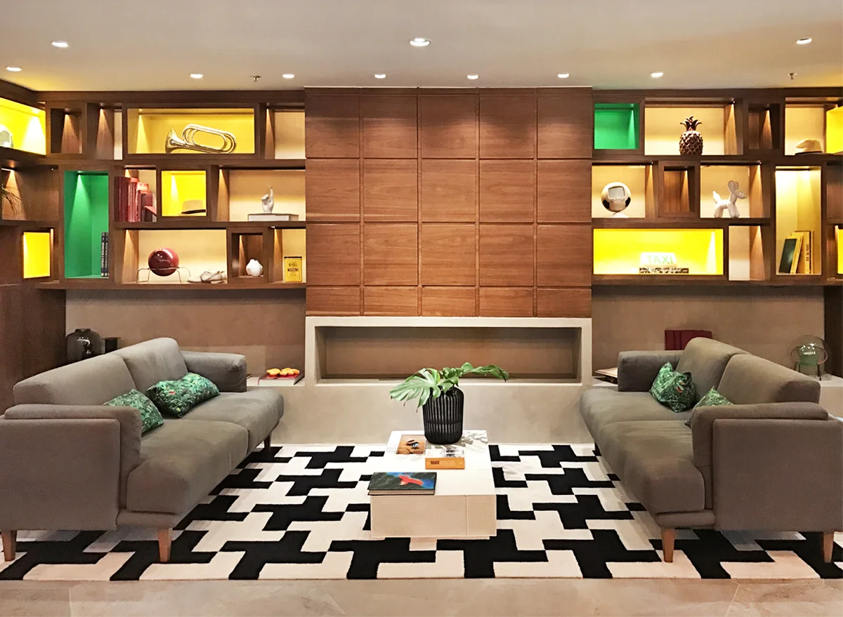 Lobby super estiloso, com elementos chave na decoração